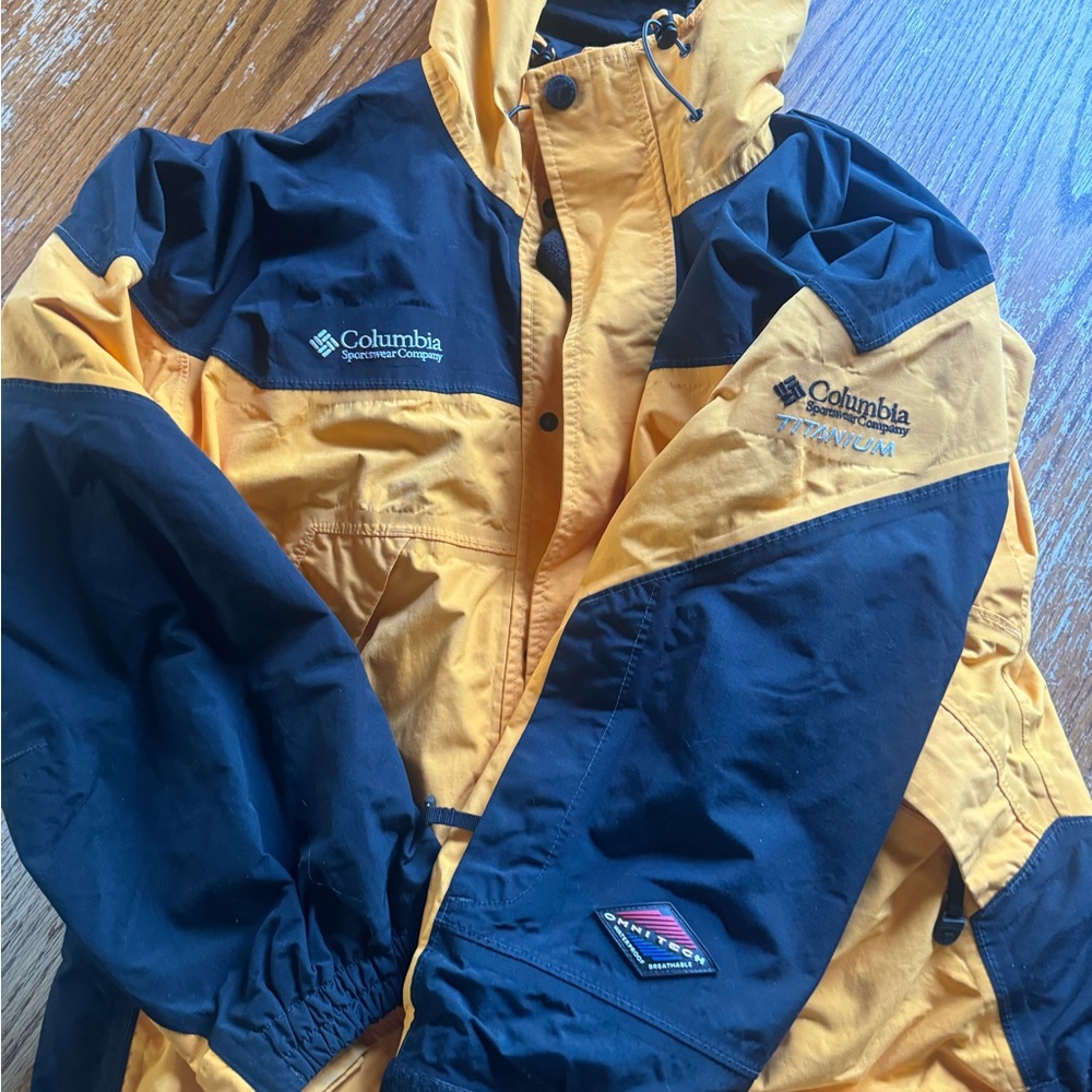 Columbia men’s Yellow and Black coat Omni tech waterproof titanium